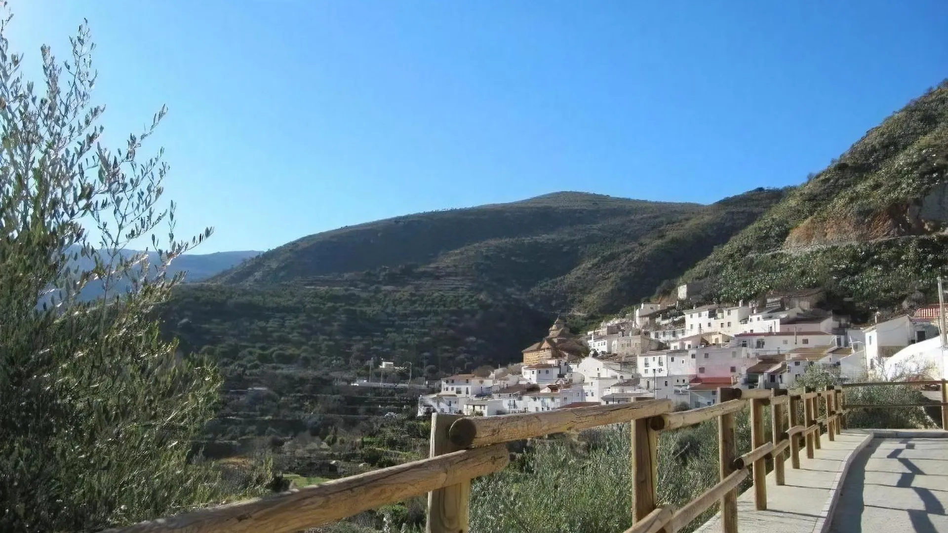 Haus Mit Integrierter Felswand Und Jacuzzi Spain