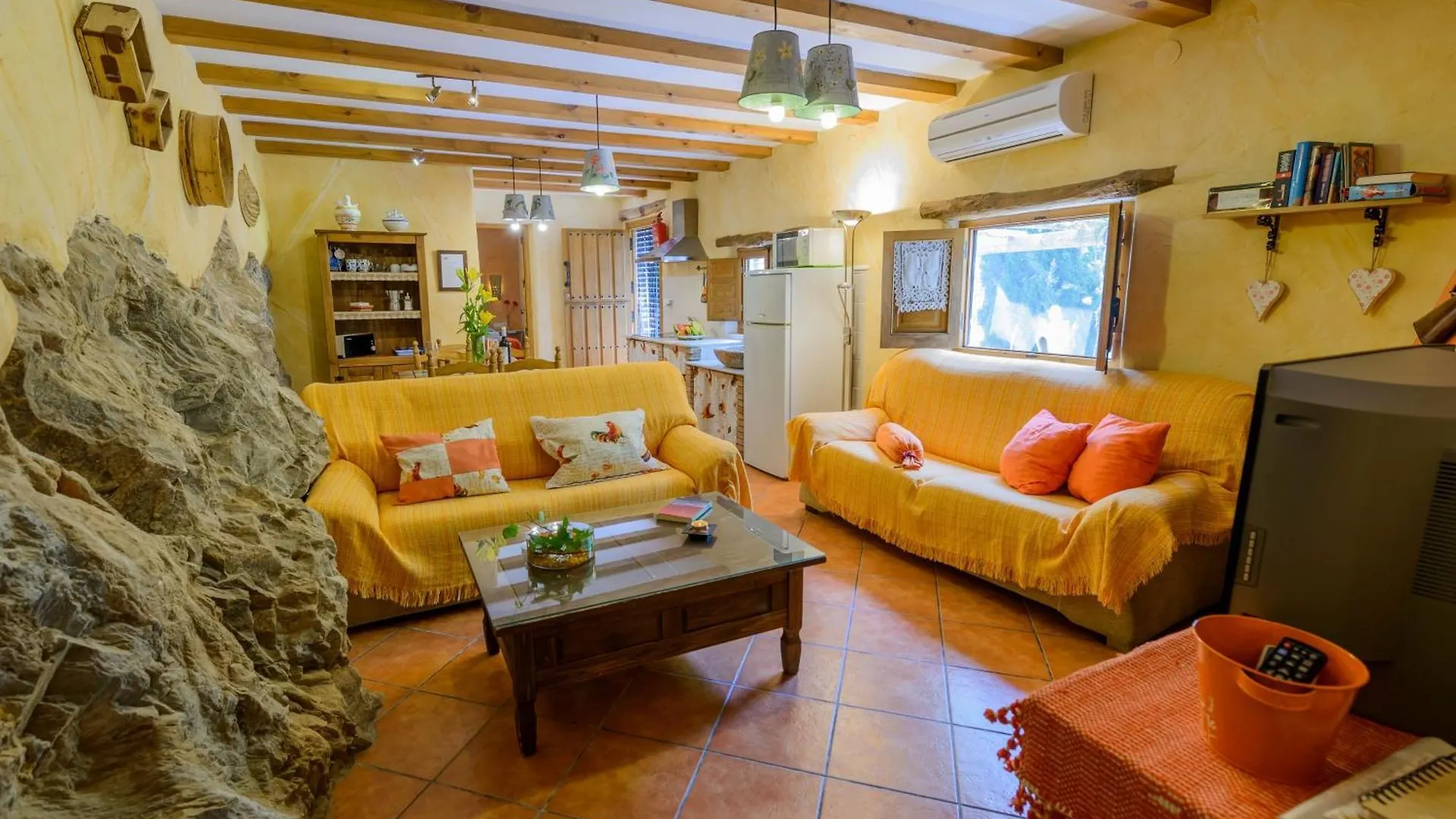Haus Mit Integrierter Felswand Und Jacuzzi Spain
