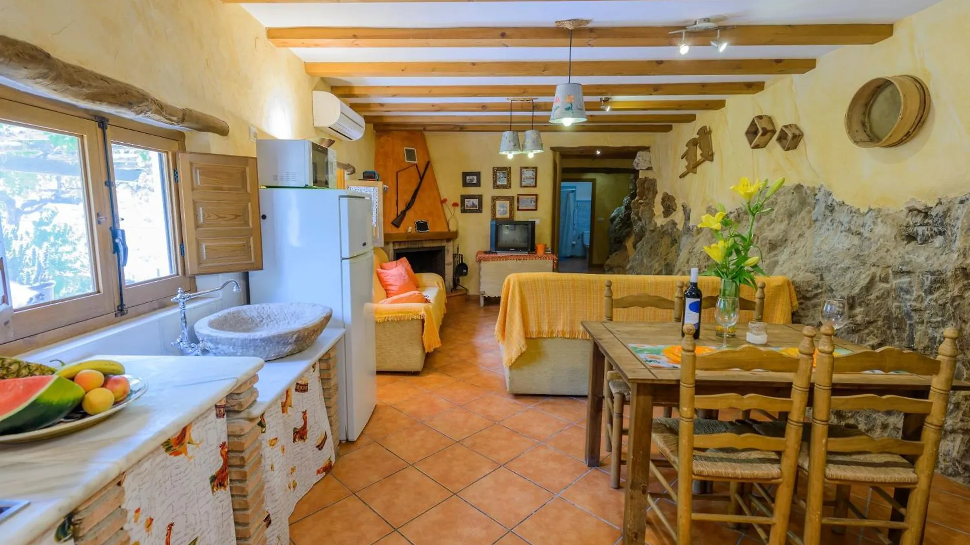 Haus Mit Integrierter Felswand Und Jacuzzi Spain