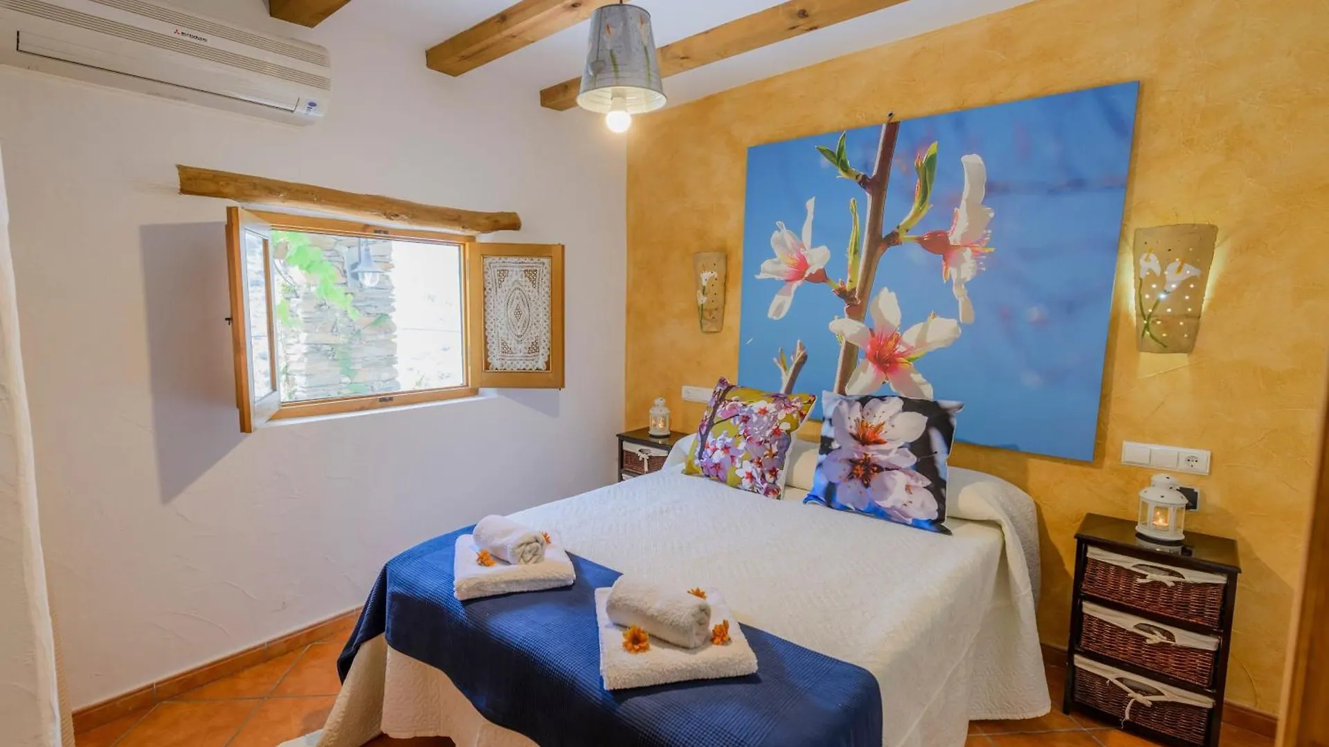 Haus Mit Integrierter Felswand Und Jacuzzi Laroya